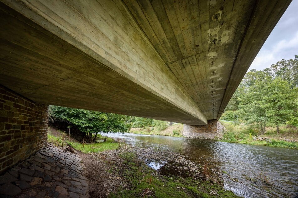 Das Bauwerk wurde zwei Jahre vor der Carolabrücke errichtet, ebenfalls aus Spannbeton.