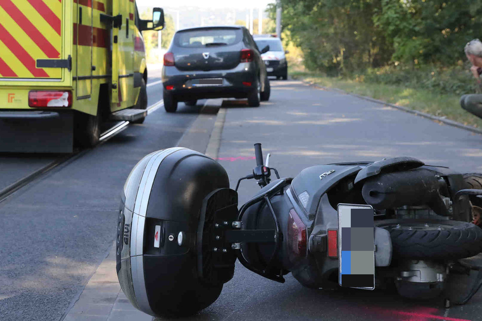 Ein Dacia ist mit einem Motorroller zusammengestoßen.