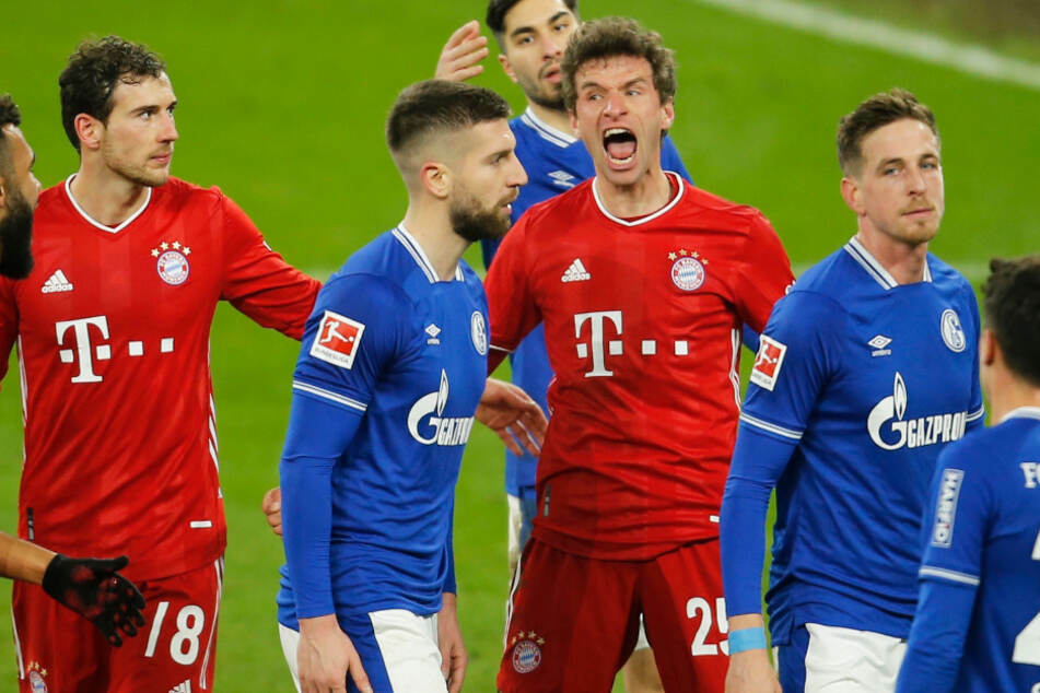 Die Bayern und der Schalke 04 wollen helfen und veranstalten ein Benefizspiel für die Flutopfer. (Archiv)