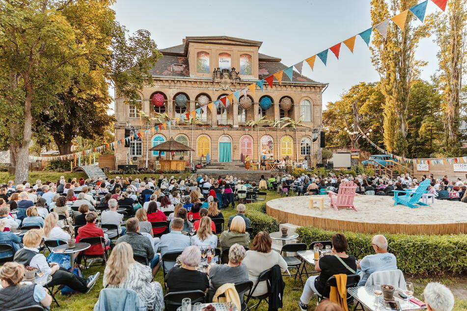 Die Comödie Dresden kehrt in ihre altehrwürdige Sommer-Spielstätte am Barockschloss Übigau zurück.