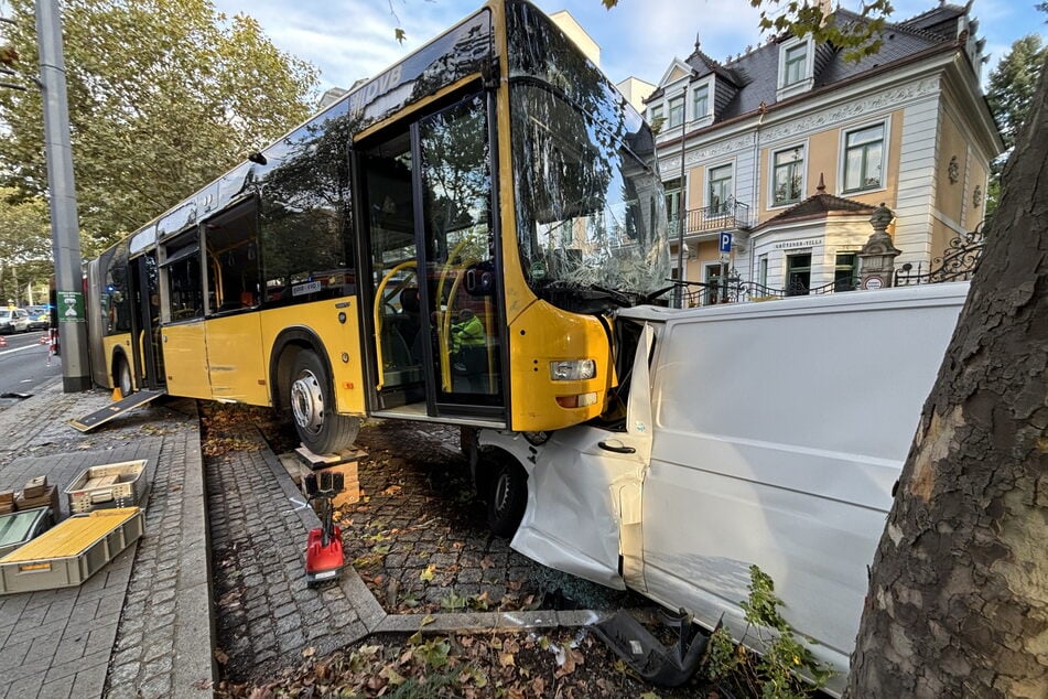 Der Bus begrub den Transporter damals unter sich.