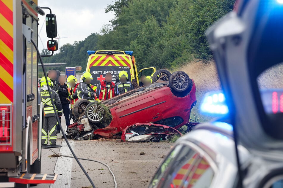 Ein Mitsubishi überschlug sich am Freitagvormittag auf der A4 bei Glauchau (Landkreis Zwickau). Zahlreiche Rettungskräfte waren im Einsatz. Das völlig zerstörte Auto wurde abgeschleppt.