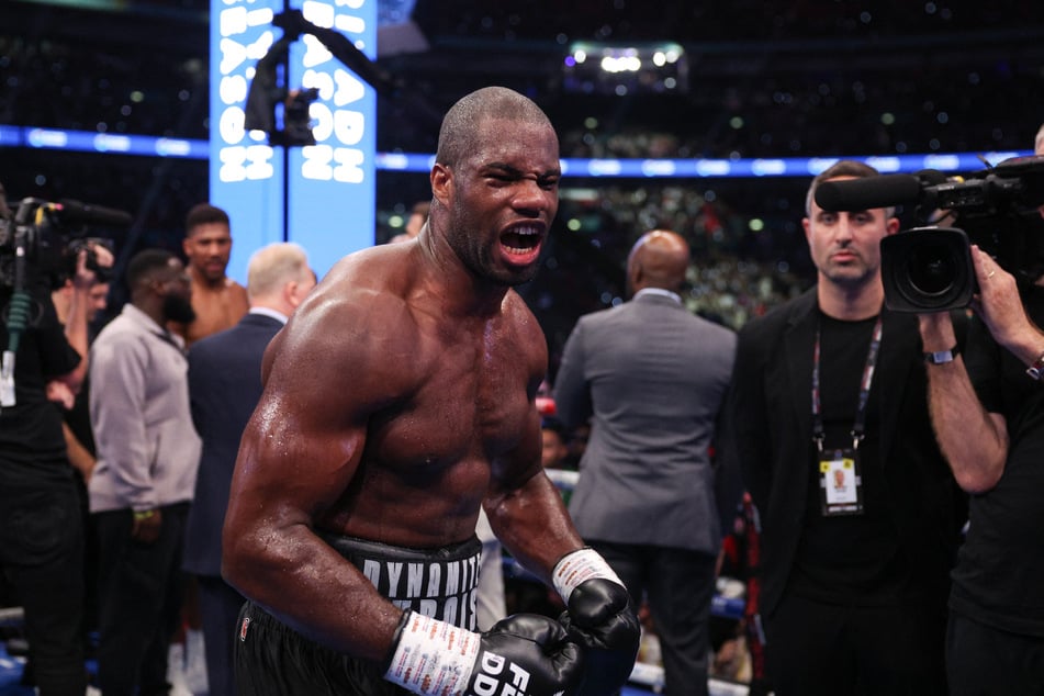 Der britische Profiboxer Daniel Dubois (27, v.) konnte seinen Gürtel als Champion des Weltverbandes IBF verteidigen.