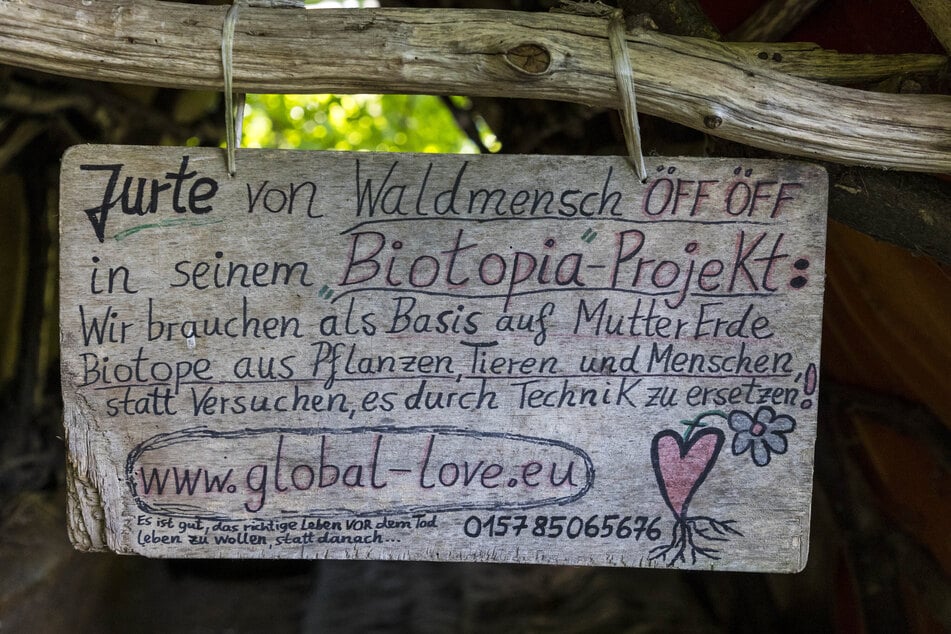 Die selbstgebaute Jurte im Skalatal hat Öff Öff mit dieser Ansage versehen.