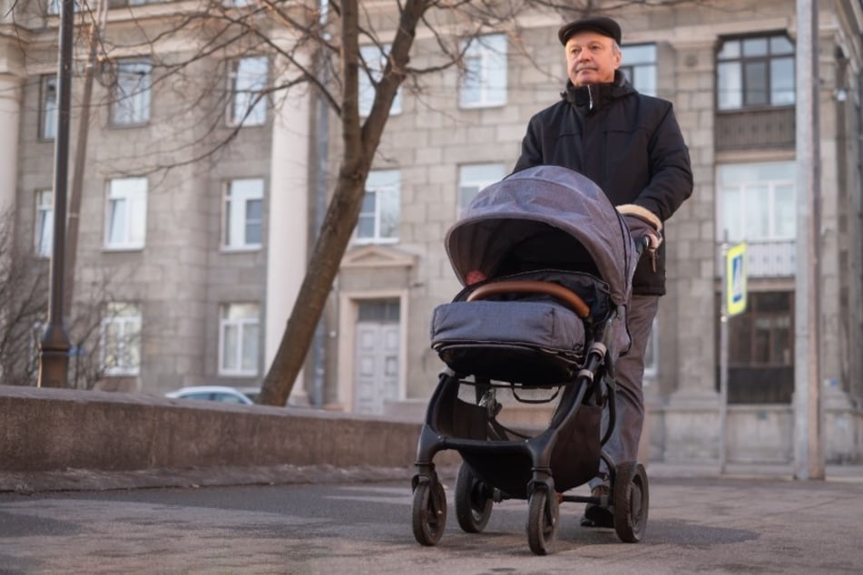 Betrunkener Opa geht mit Enkelkind spazieren und reißt Kinderwagen um