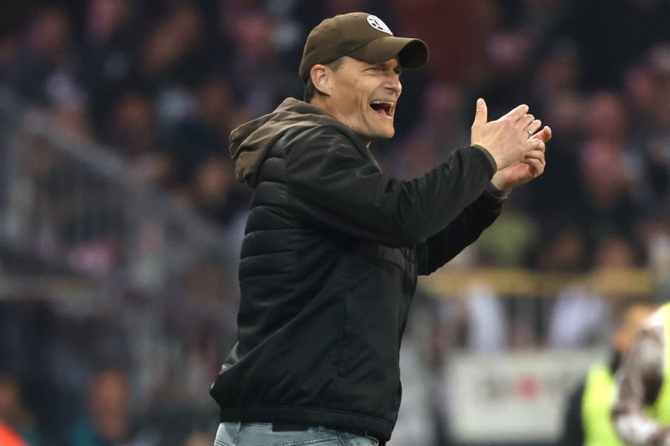 St.-Pauli-Trainer Alexander Blessin (52) kritisierte den VAR scharf für sein Eingreifen.