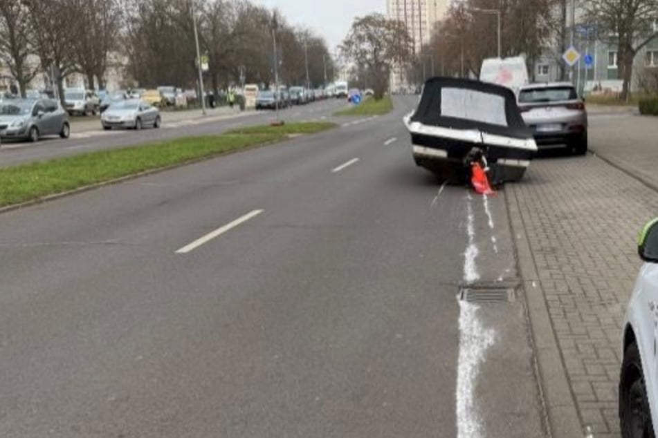 Schwerer Unfall in der Altstadt: Sportboot fliegt vom Anhänger