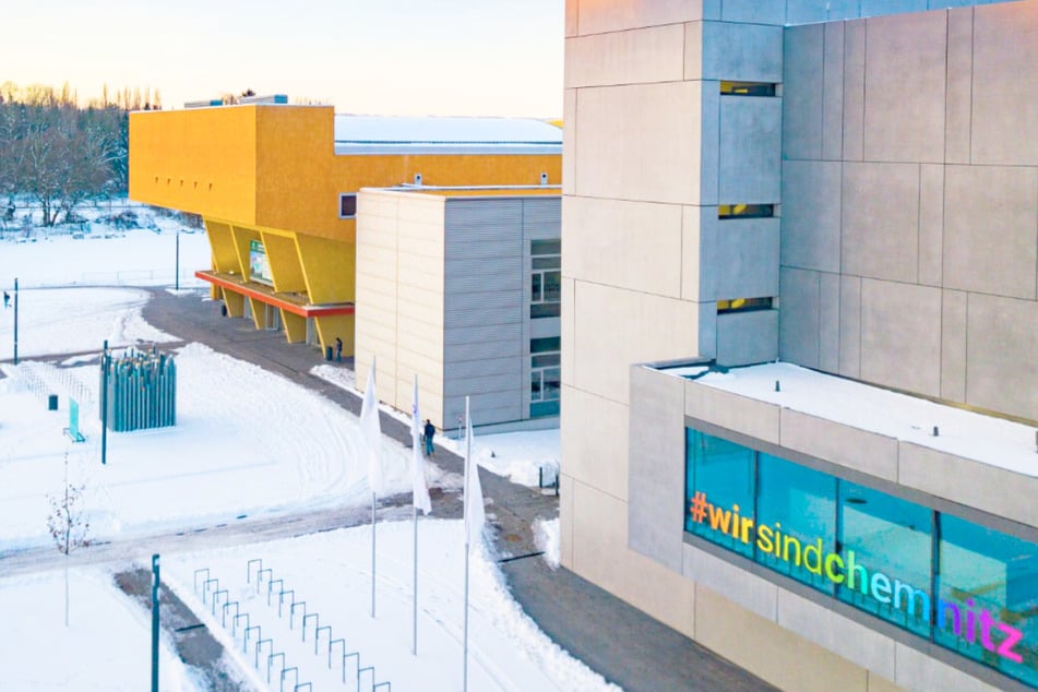 Das orangefarbene Hörsaalgebäude der Technischen Universität Chemnitz am Campus Reichenhainer Straße.