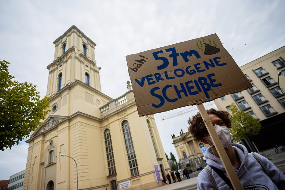 Die Bürgerinitiative "Für ein Potsdam ohne Garnisonkirche" sieht in der Kirche ein "Wahrzeichen des Terrors".