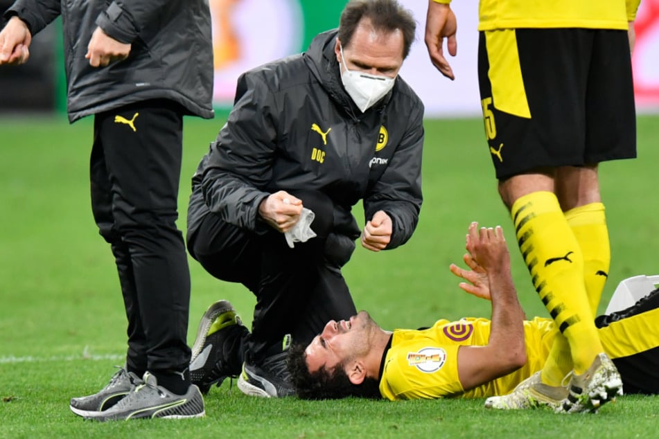Dortmunds Fußball-Profi Mateu Morey (21) verletzte sich gegen Holstein Kiel im DFB-Pokal schwer und musste operiert werden.
