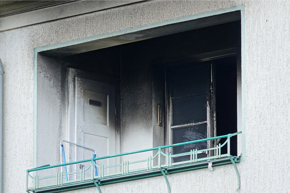 Völlig verrußt war der Balkon nach dem Feuer in der Wohnung. Darauf tanzte die Mieterin, als die Feuerwehr eintraf.