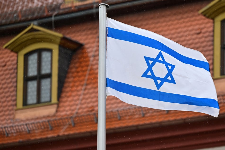 Maskierter Täter klaut Israel-Flagge von Fahnenmast in Darmstädter Innenstadt