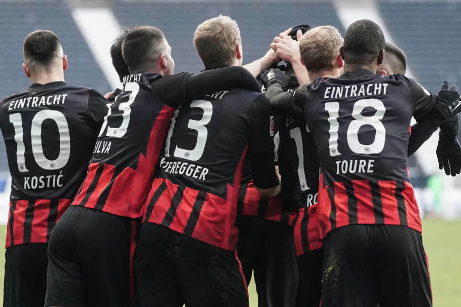 Frankfurts Spieler jubeln über das Tor zum 2:0 durch Evan N'Dicka.