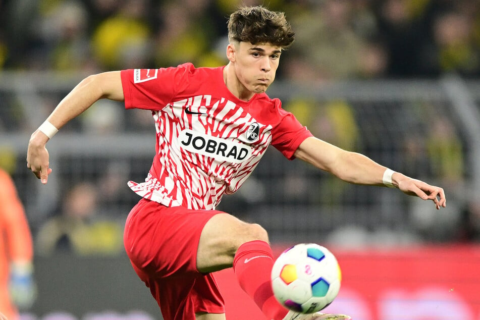 Freiburgs Noah Weißhaupt (23) steht vor einer Leihe zum FC St. Pauli. Bei den Kiezkickern soll der junge Angreifer Spielpraxis sammeln.