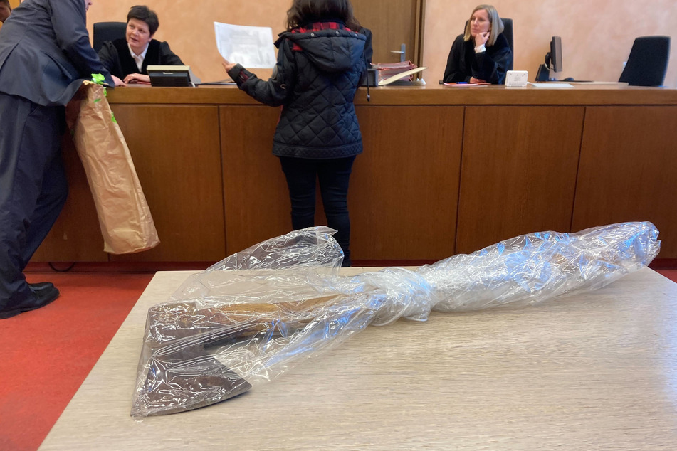 Die Tatwaffe, eine Axt, liegt auf einem Tisch im Landgericht Detmold. Am Freitag wird das Urteil gegen den mutmaßlichen Frauen-Mörder (37) erwartet.