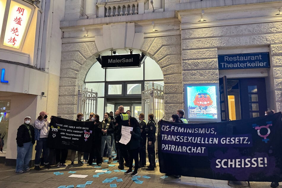 Am Weltfrauentag protestierten mehrere Menschen in Hamburg gegen den Auftritt der Feministin. (Archivbild)