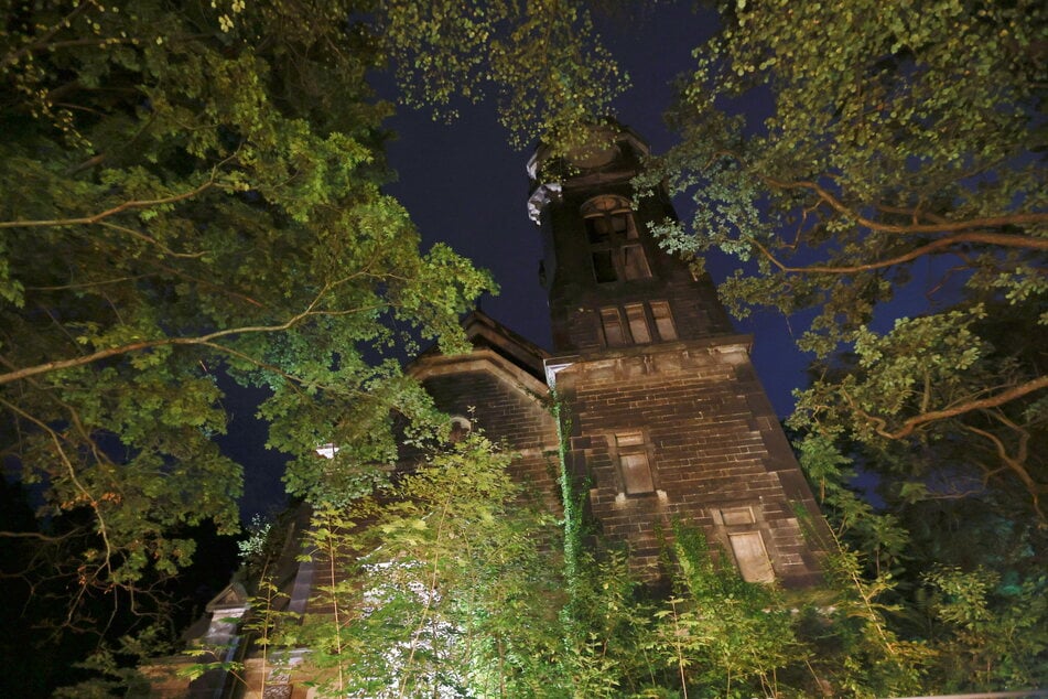 Die leer stehende Kirche befindet sich im Schlosspark Pirna.