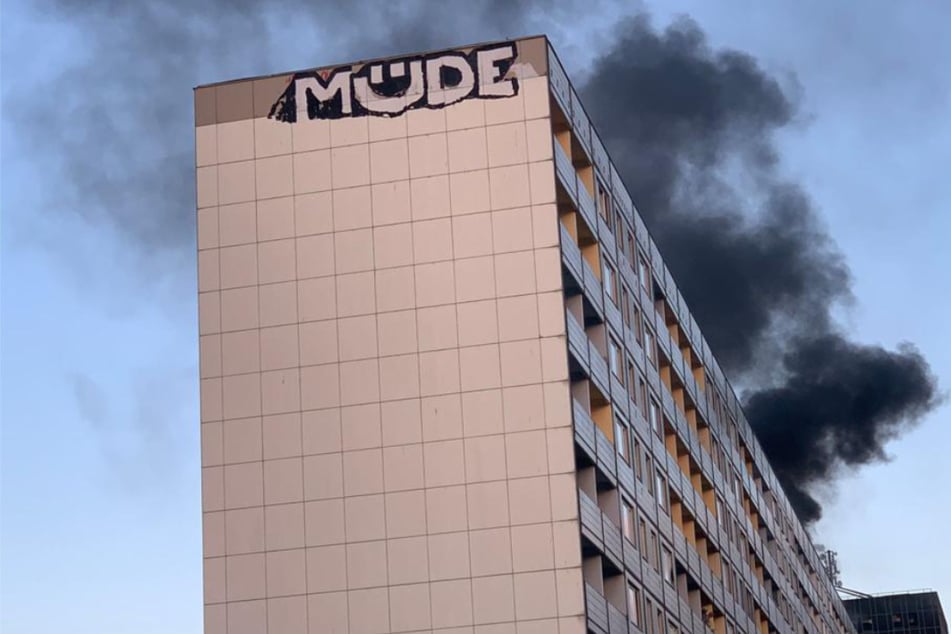 Schwarzer Rauch über Magdeburg: Dach von Studenten-Wohnheim in Flammen
