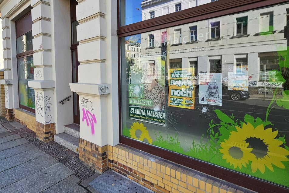 Am Wahlkreisbüro sind Beschädigungen sichtbar.