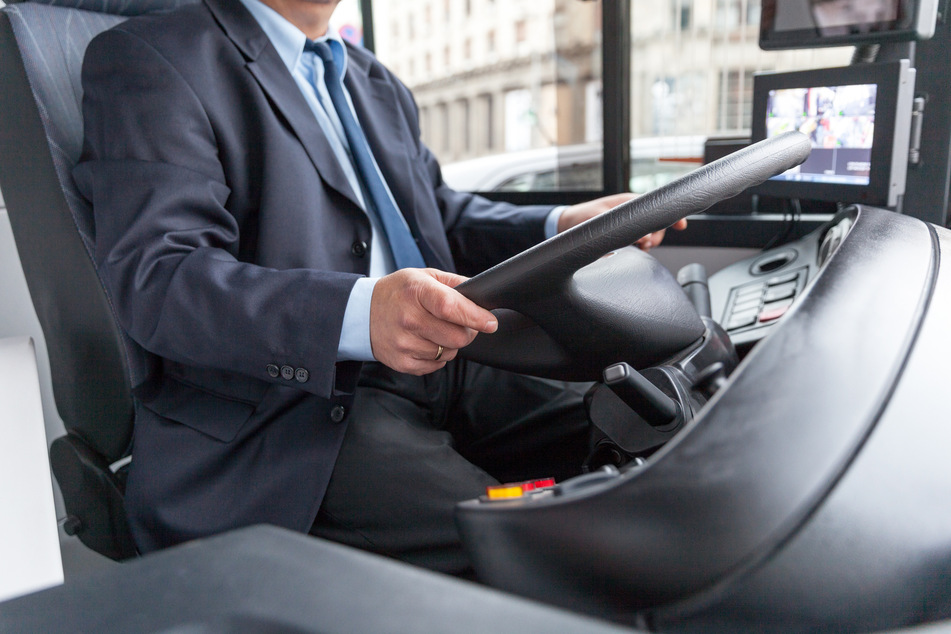 Der 72-jährige Busfahrer wurde bei der Attacke leicht verletzt (Symbolbild).