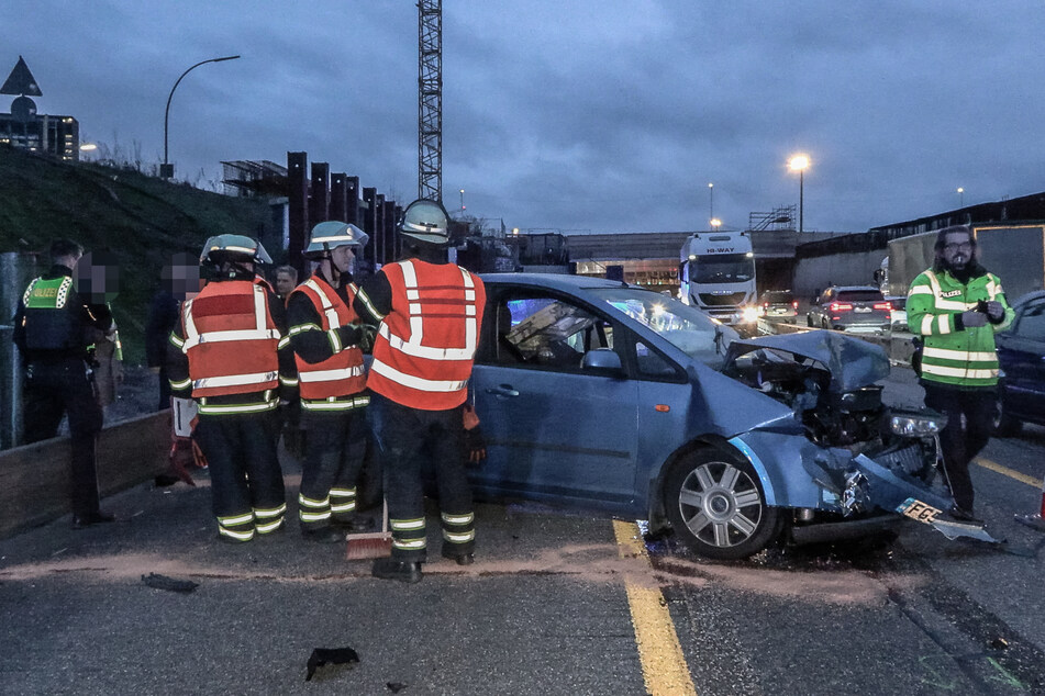 Auf der A7 in Hamburg ist es am späten Donnerstagnachmittag zu einem Unfall und einer anschließenden Flucht gekommen.