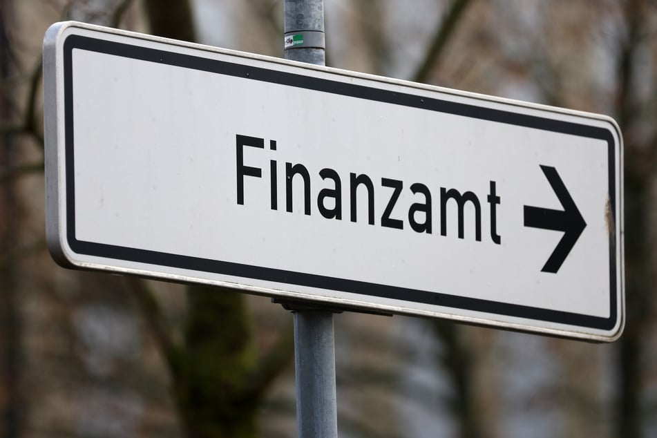 Wohl aus Wut über das Finanzamt griff ein Mann in Niederbayern zu drastischen Mitteln. (Symbolfoto)
