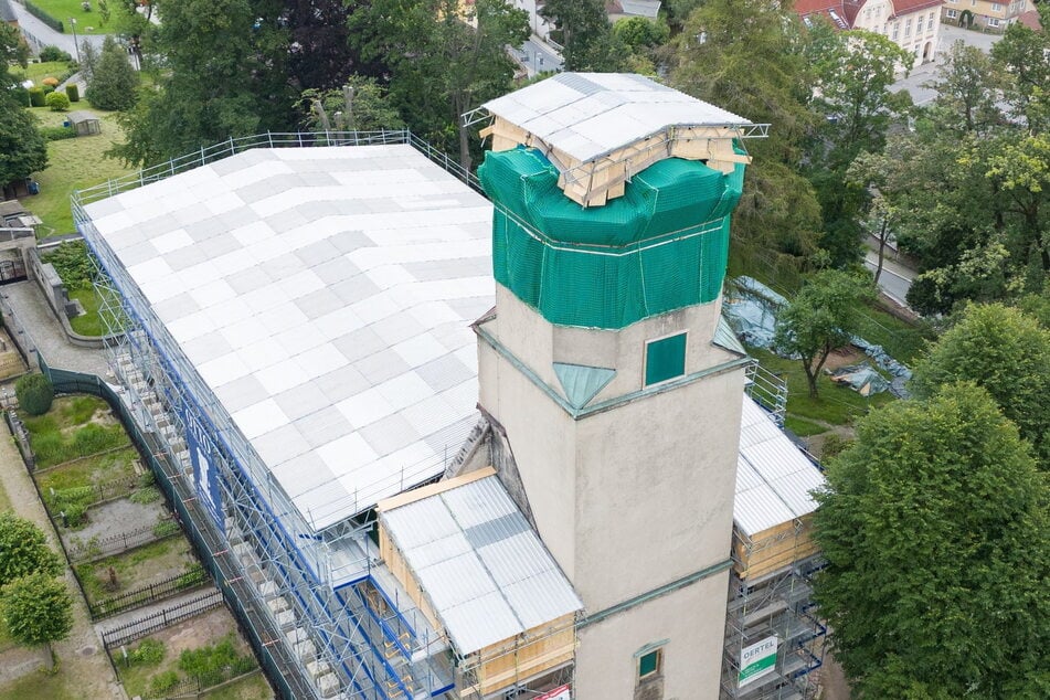 Wegen des verheerenden Feuers vor knapp einem Jahr sind heute Kirchenschiff und -turm mit einem Notdach gesichert.