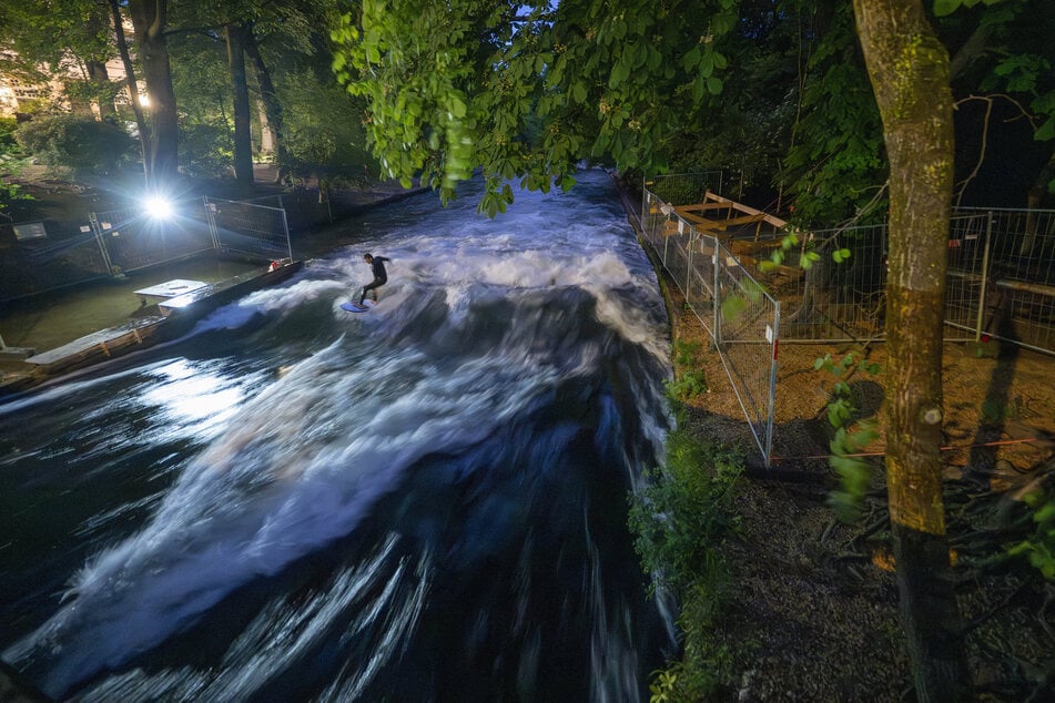 Die Eisbachwelle ist gesperrt, einen Surfer hat das nicht interessiert.