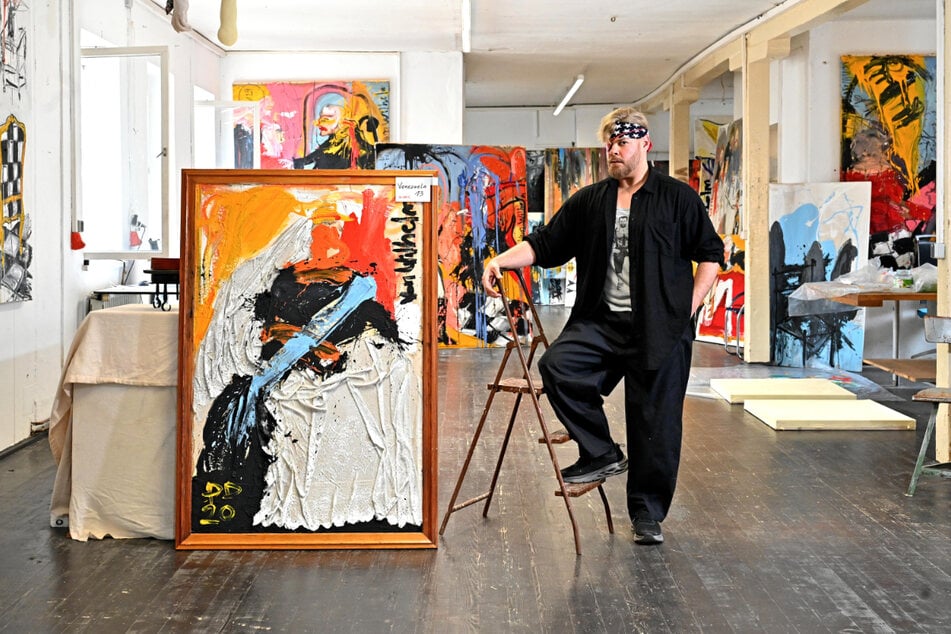 Der Dresdner Künstler Esteban Velazquez von Wilhelm in seinem Atelier in Wurzen.