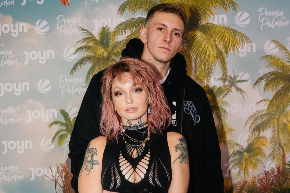 Edith Stehfest (31) mit ihrem neuen Freund Damian (28) bei der Premiere der vierten Staffel "Promis unter Palmen".