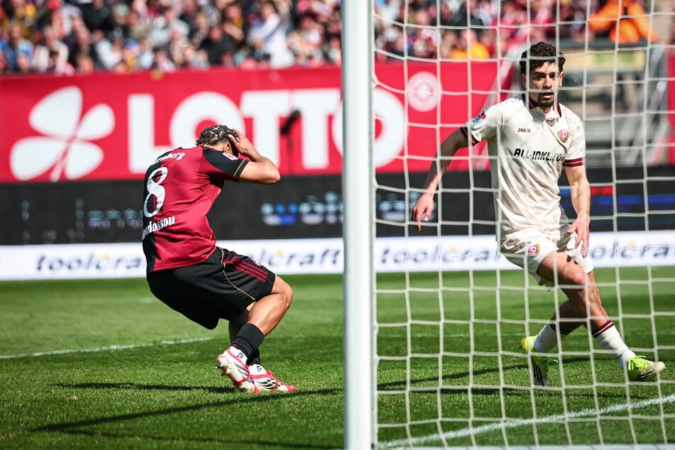 Bitter! Nürnbergs Henri Koudossou (26) haut das Ding in die eigenen Maschen.