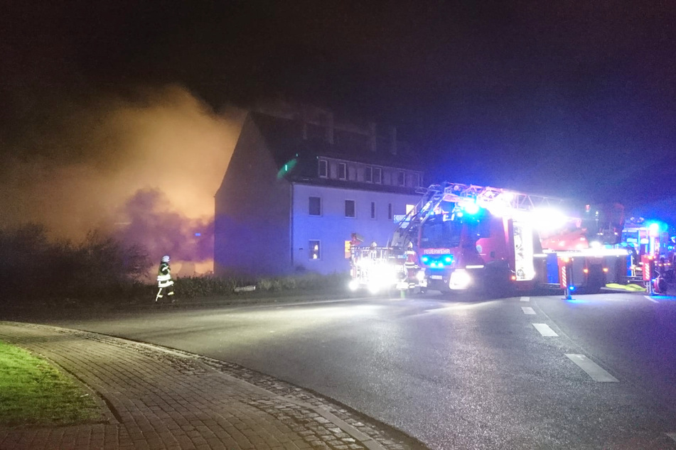 Im Keller eines Mehrfamilienhauses in Beilrode ist in der Nacht auf Sonntag ein Feuer ausgebrochen.