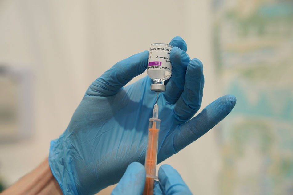 Medizinisches Personal befüllt eine Spritze mit dem Corona-Impfstoff von AstraZeneca.