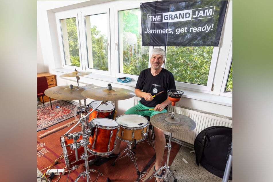 Schlagzeuger Peter Schmeißer (60) trommelt sich im Übungsraum für das XXL-Konzert ein.