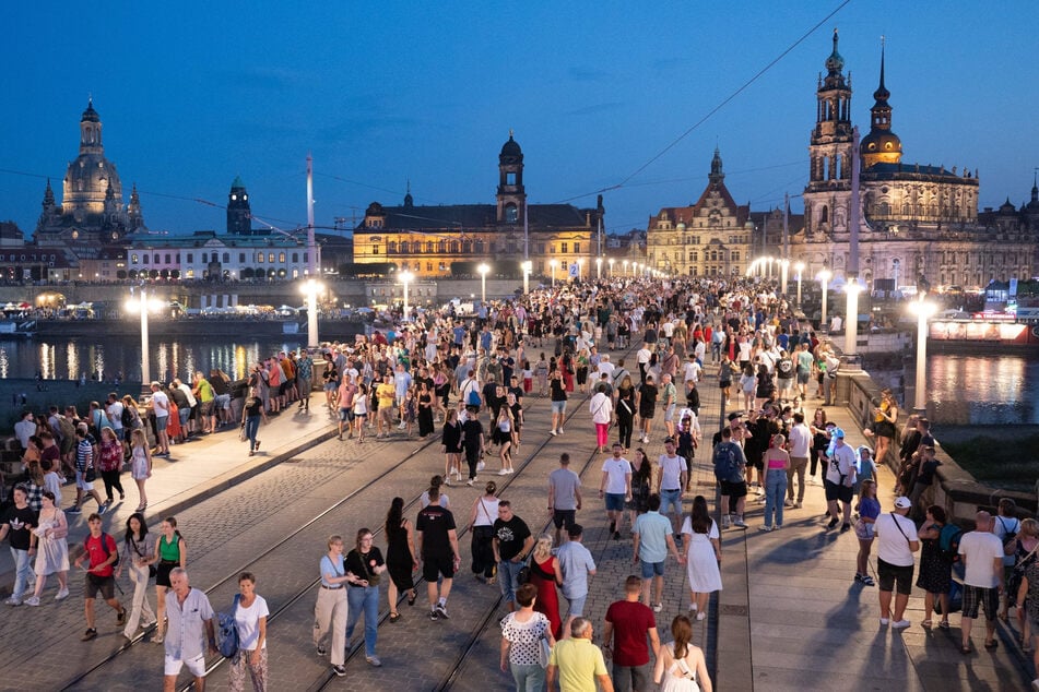 Buntes Festprogramm auf beiden Elbseiten: Auch im August können Dresdner und Touristen wieder über die Augustusbrücke flanieren.
