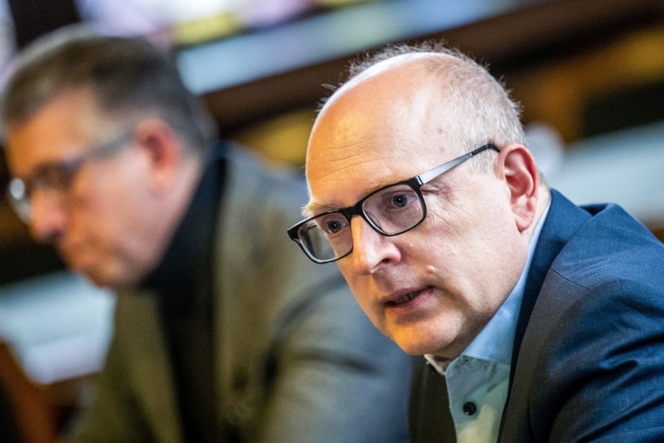 Seit Wochen krank: Oberbürgermeister Sven Schulze (51, SPD, r.) muss sich von Kämmerer Ralph Burghart (52, CDU) vertreten lassen.