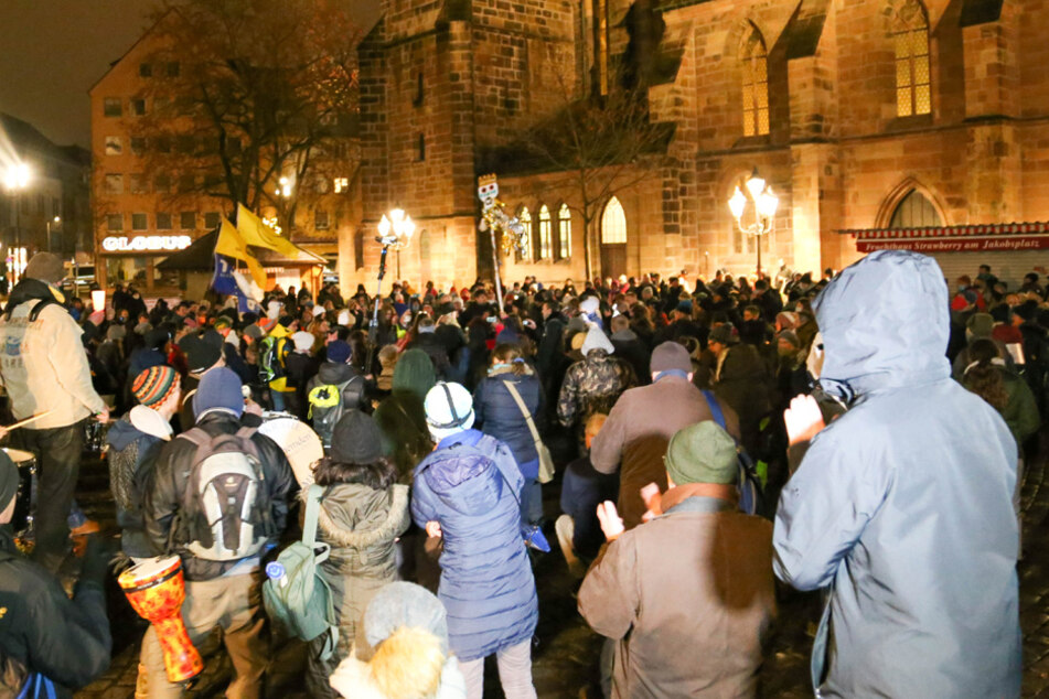 An der Hauptveranstaltung nahmen in der Spitze etwa 300 Personen teil.