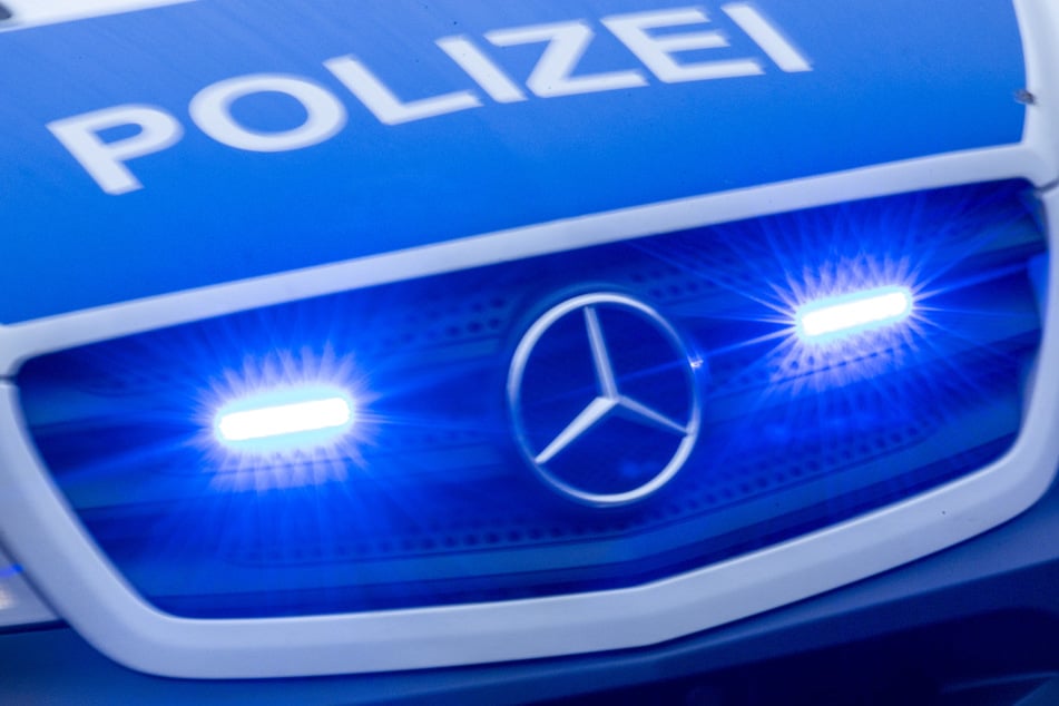 Die Polizei sucht einen Mann, der eine junge Frau aus Syrien rassistisch beleidigt und bedroht hat. (Symbolbild)