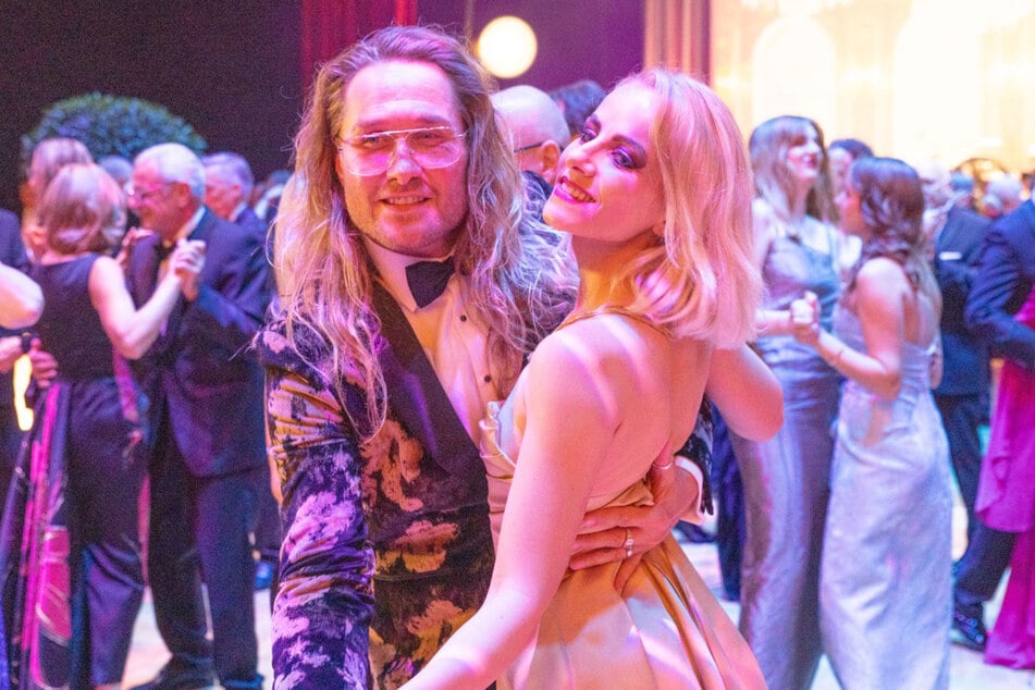 Model Nico Schwanz (47) zusammen mit seiner Verlobten Victoria Schuler.