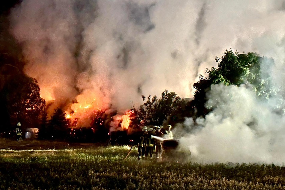 Ein Strohlager in Treuenbrietzen steht in Flammen.