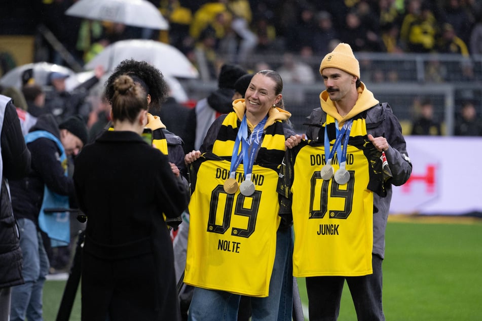 Mit Nolte (l.) war der Sachse mit den Medaillen beim BVB-Spiel und wurde so auch in Dortmund bekannt.