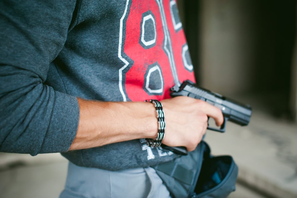 Ein 33-jähriger spazierte in Thalheim mit einer Waffe durch die Hauptstraße (Symbolbild).