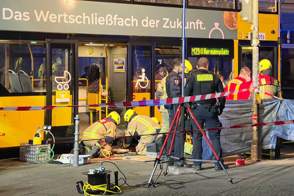 Fußgänger in Berlin von Bus überrollt und in Vorderachse eingeklemmt
