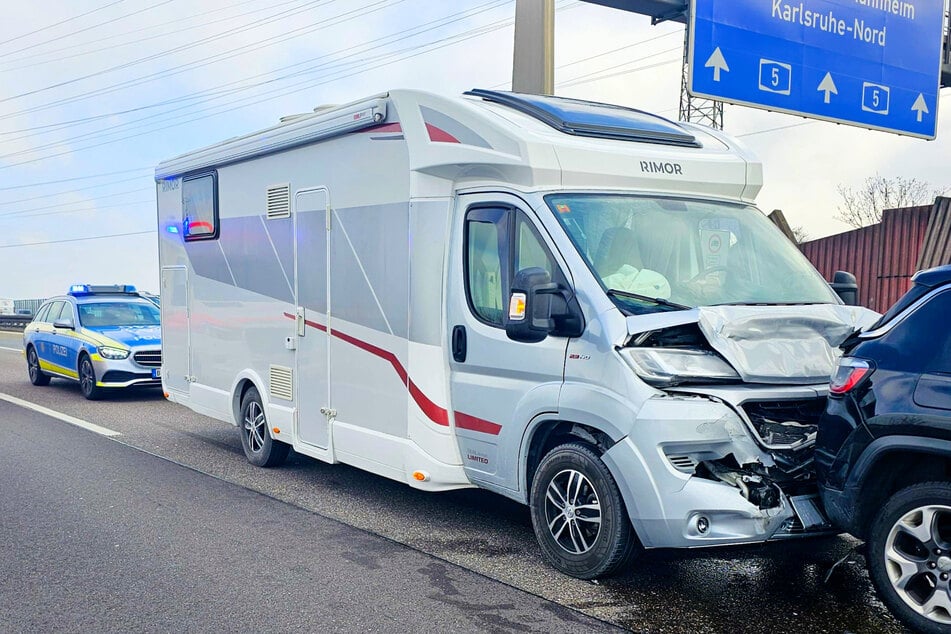 Das Wohnmobil krachte einem anderen Fahrzeug ins Heck.