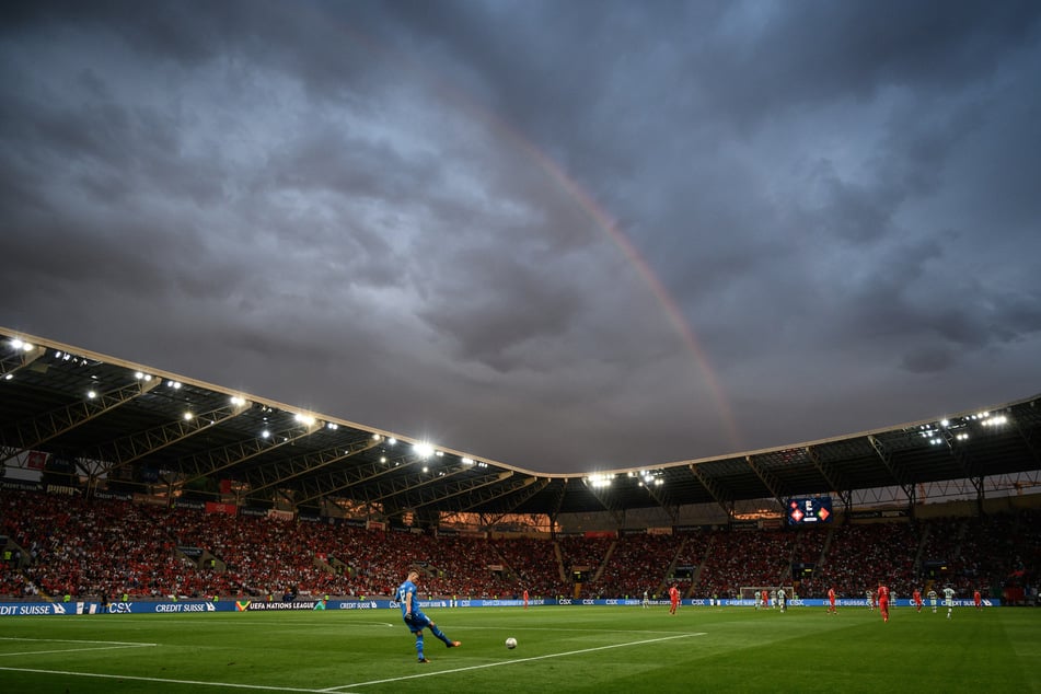 Wenn die Schweizer Nationalmannschaft am 15. November auf Schweden trifft, könnte der Platz im Stade de Genève zum Problem werden.