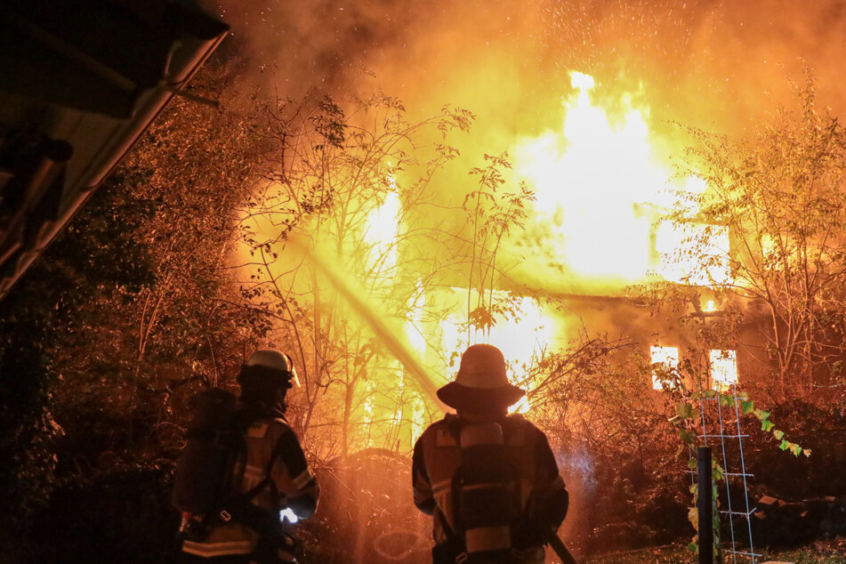 Flammenmeer zerstört Wohnhaus: NINA-App warnt Anwohner