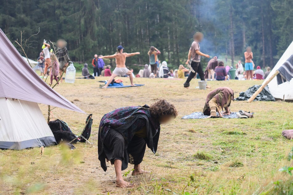 Bei einem illegalen Camp im Harz nehmen derzeit tausende Menschen teil.