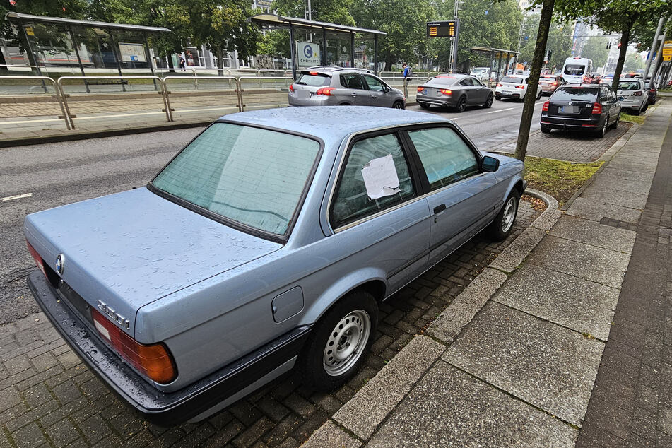 Kunstprojekt in der Brückenstraße: Hier wurde ein alter BMW geflutet.