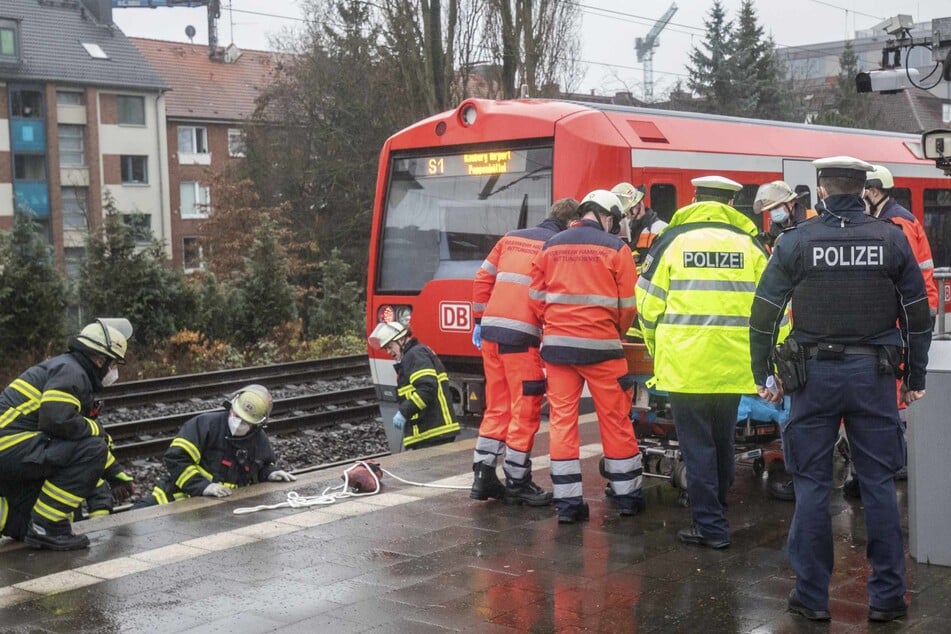 Hamburg: Bein abgetrennt! Betrunkener fällt in Gleise und wird von S-Bahn erfasst