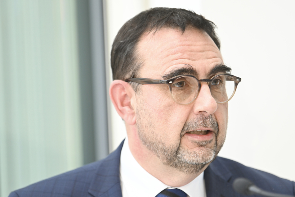 Der bayrische Gesundheitsminister Klaus Holetschek (57, CSU) dringt auf eine Neuregelung. Er findet, dass geboosterte Kontaktpersonen von der Quarantäne befreit werden könnten.